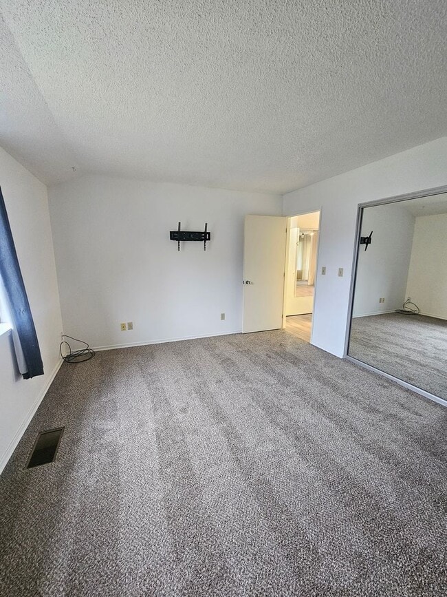 Building Photo - 1 Bedroom Condo on the Golf Course!