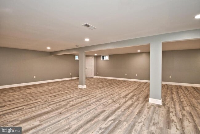 Building Photo - 205 Maple Ave