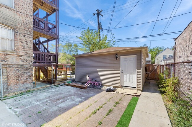 Building Photo - 1422 S Avers Ave