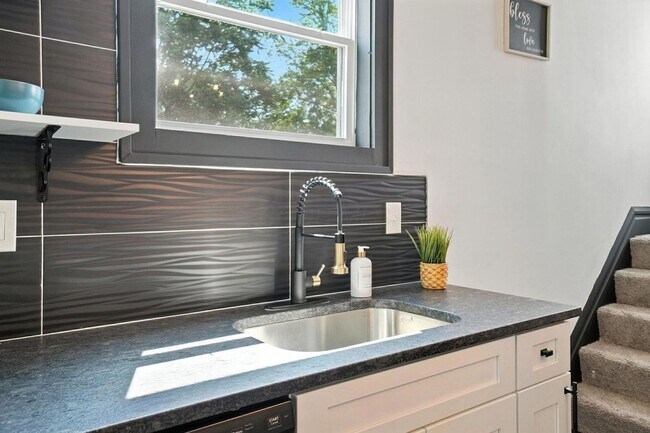 Building Photo - 887-889-889 E Livingston Ave