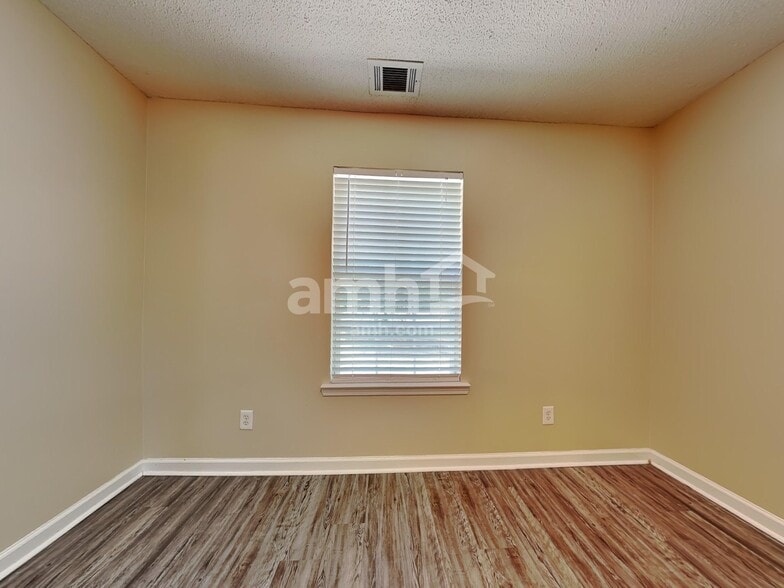 Building Photo - 139 W Tisbury Ln