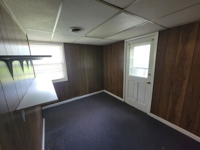 Building Photo - 3 Bedroom 2 Bathroom House
