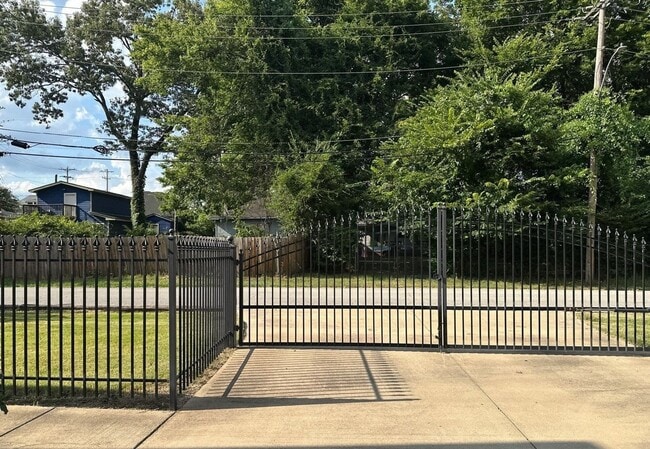 Building Photo - Gorgeous 3 Bedroom Cottage Style Home HALF...