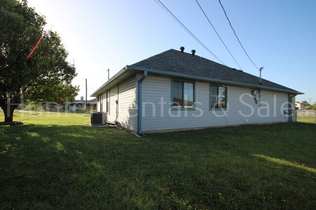 Building Photo - Spacious Corner Lot Killeen Home with Fruit-Bearing Backyard Trees