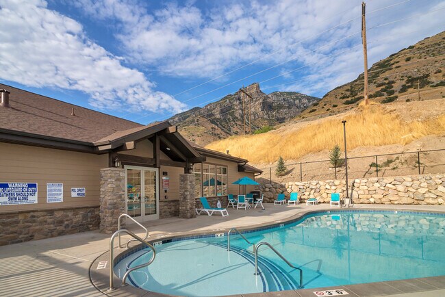 Building Photo - 865 S Aspen Wy