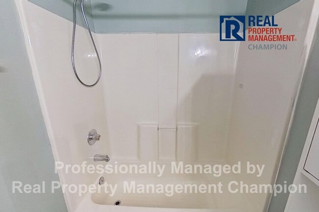 Building Photo - Recently updated 2 BD/1.5 BA End Unit Townhome w/Community Pool