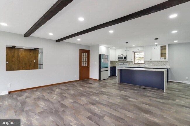 Building Photo - 5 Orchard Pl