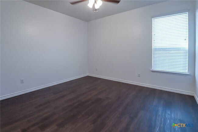 Building Photo - 5005 Rose Gdn Lp