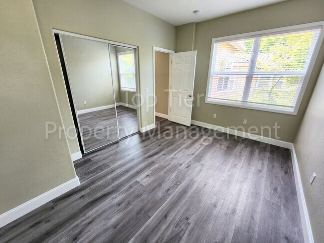 Building Photo - Stunning Newly Remodeled 4 bed / 2.5 bath ...