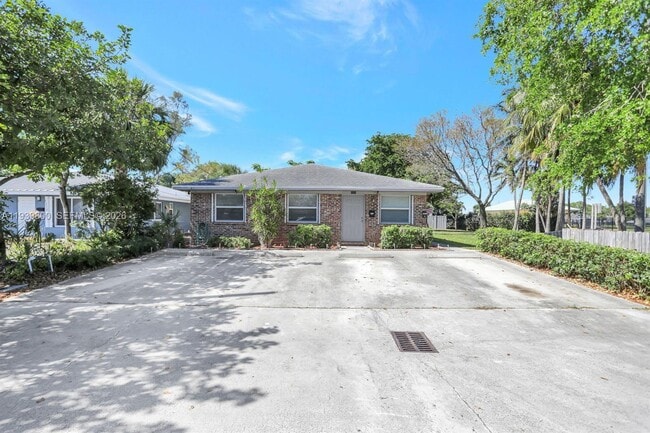 Building Photo - 1221 NE 9th St