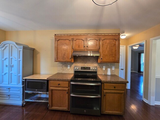 Building Photo - MOVE-IN SPECIAL!! $250 OFF First Month