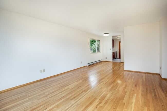 Building Photo - 3 bedroom 2 bath