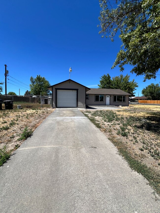 Building Photo - Freshly Remodeled Single-Family Home with ...