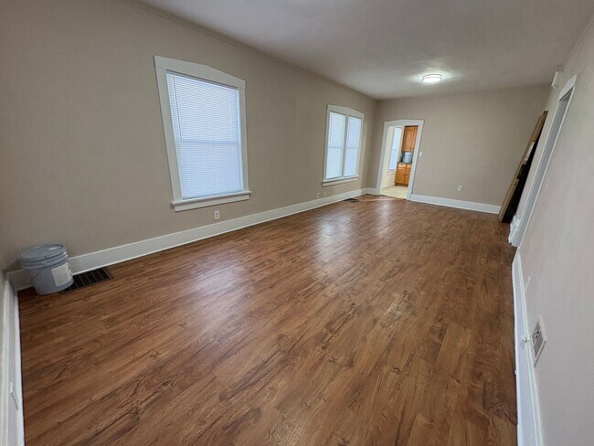 Building Photo - Come see this freshly updated 2 Bedroom - 1 Bath house that is ready to be your new home!!
