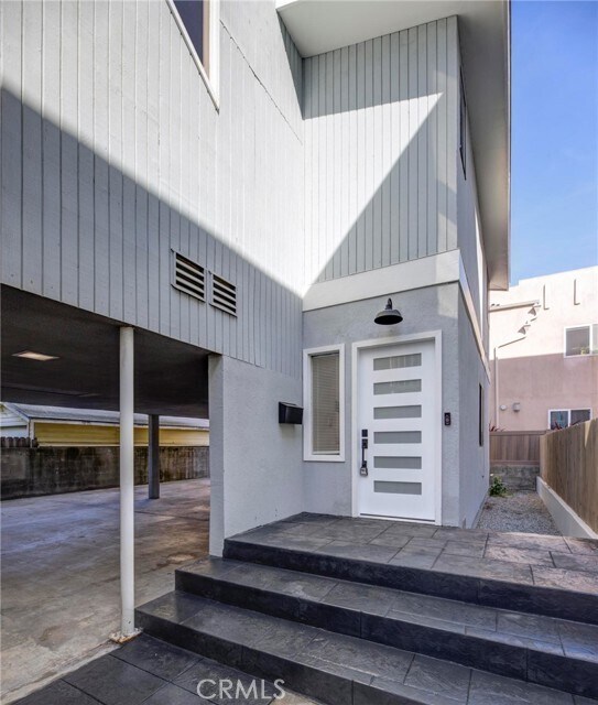Building Photo - 1090 Loma Dr