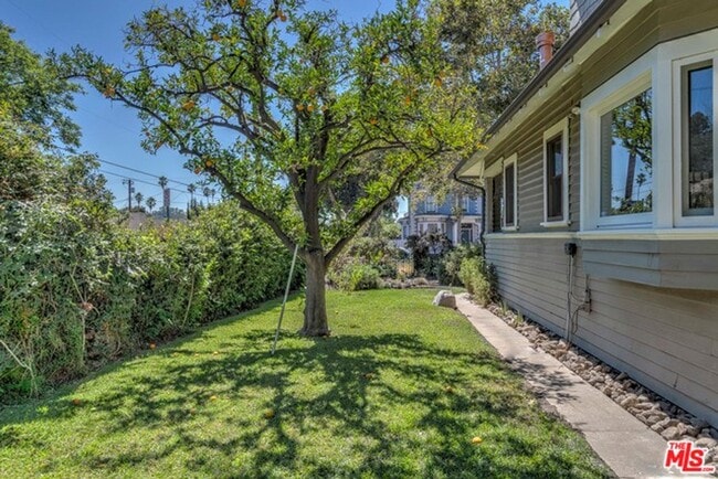 Building Photo - 6433 Crescent St