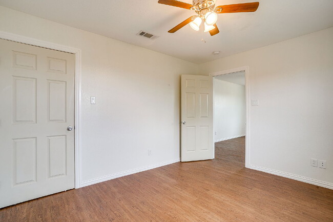Building Photo - Updated Duplex in Weatherford with large y...