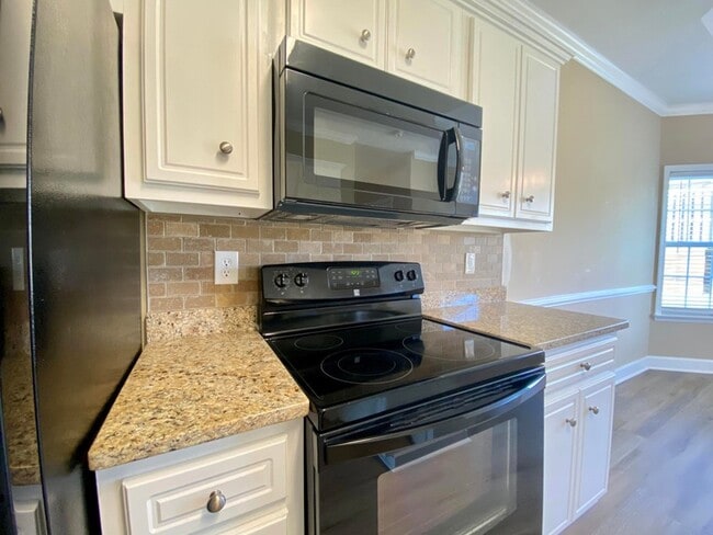 Building Photo - 4858 Somerset Dr
