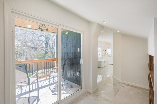 Building Photo - 5021 Libbey Dr