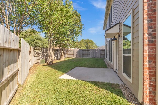 Building Photo - 2803 Lakecrest Way Dr