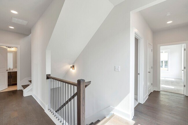 Building Photo - Luxury Westshore Townhome