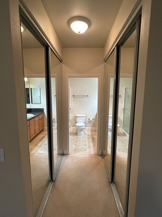 Building Photo - 2B, 2BA Top-Floor condo in South Renton wi...