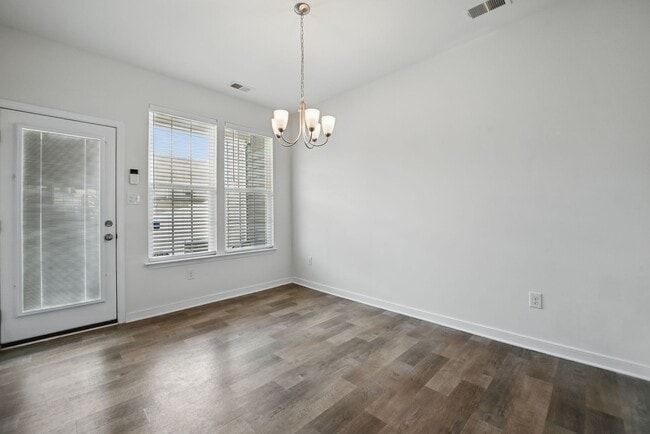 Building Photo - Stunning Modern and Spacious Townhouse!