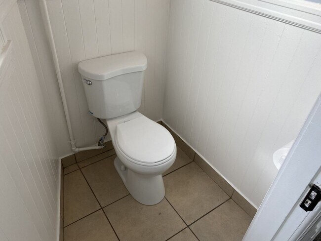 Building Photo - 2 Bedroom, 1 Bath Plus Office