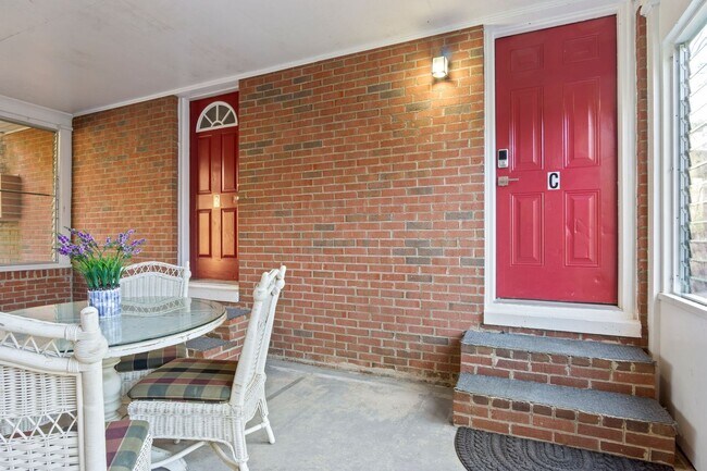 Building Photo - All-Utilities-Included 2BR Rental in Williamsburg – Private Screened Porch & Reserved Parking