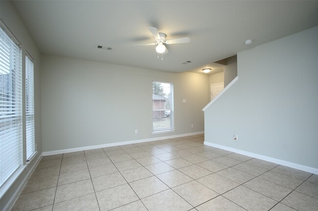 Building Photo - 527 Richcrest Dr