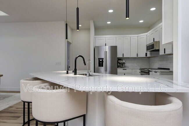 Building Photo - 5075 E Ferdinand Ct