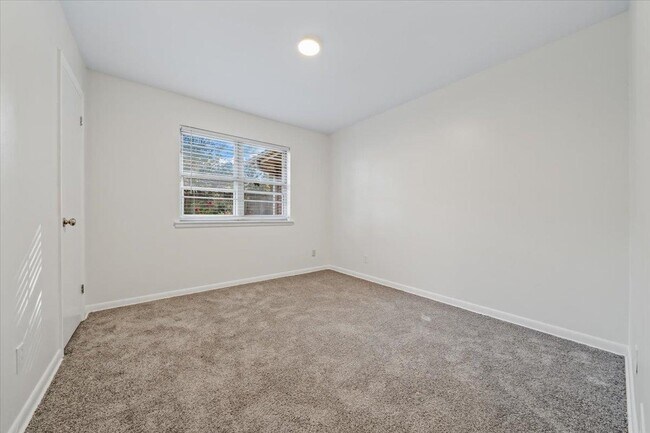 Building Photo - 1554 Estate Dr