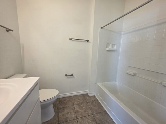 Building Photo - 4-Bed 2 Bath 2 Car Garage-Available July f...