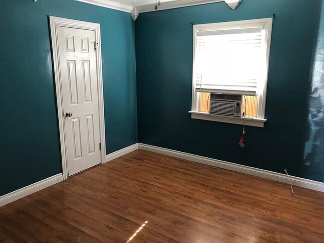 Building Photo - "Charming 3-Bed Gem with Granite & Hardwoo...