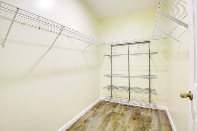 Building Photo - 6420 Park Lake Cir