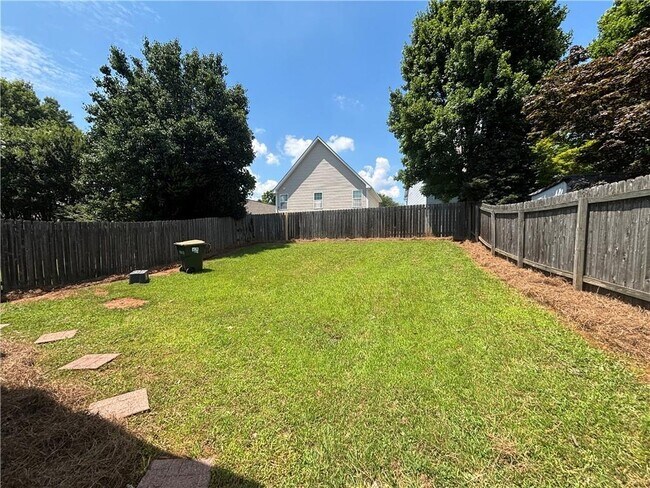 Building Photo - 2140 Lexington Ln
