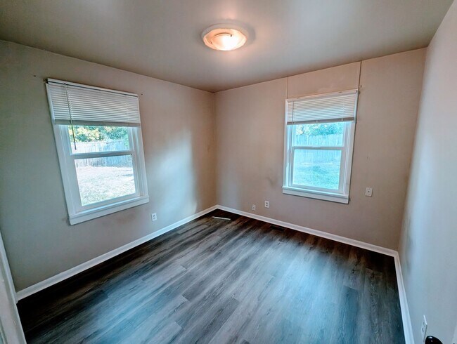 Building Photo - Private East Murray Home with HUGE yard!