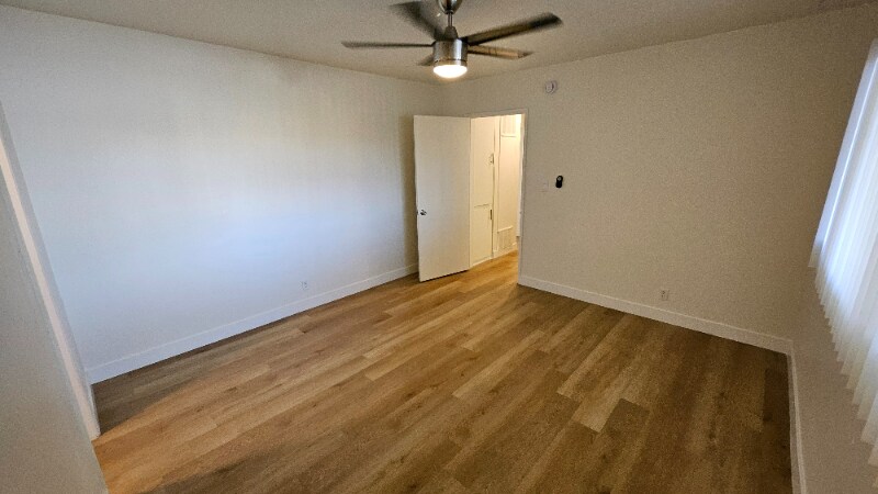 Building Photo - 638 N W Knoll Dr