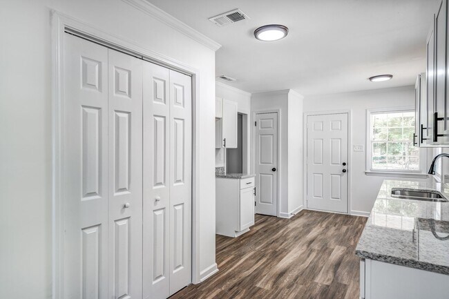 Building Photo - 4036 N Lake Forest Dr