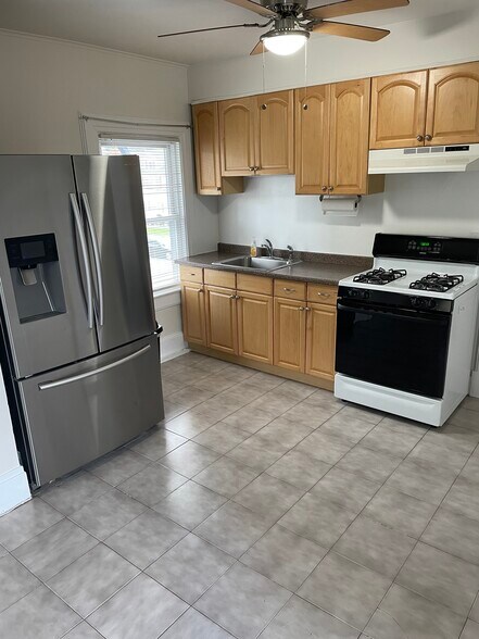 Kitchen - 498 Ringwood Ave