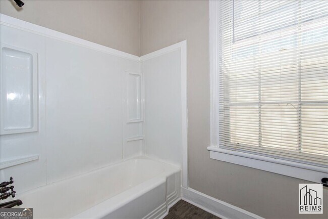 Building Photo - 230 Telfair St