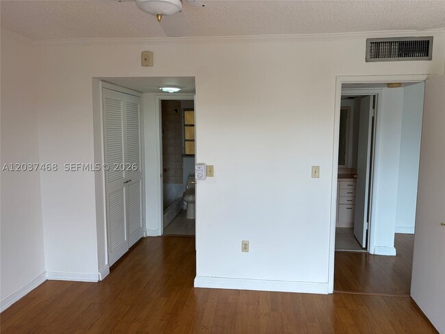 Building Photo - 406 W Park Dr