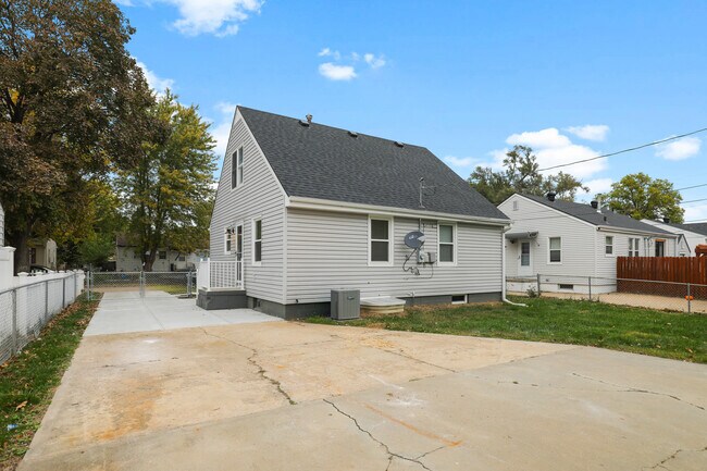 Building Photo - 1003 E Hopkins Dr