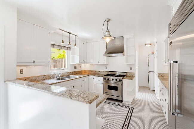 Building Photo - Incredible 4 bd 3 ba home- AVAILABLE SOON