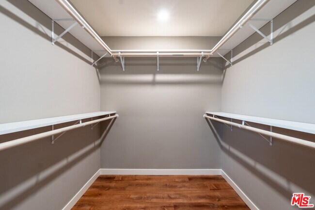 Building Photo - 20456 Strathern St