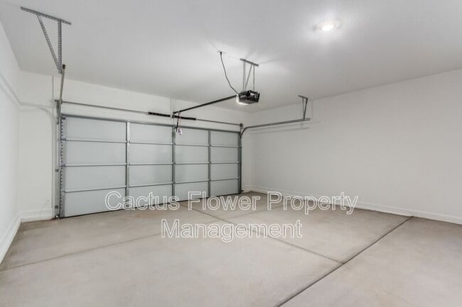 Building Photo - 2037 W Shelly Ave