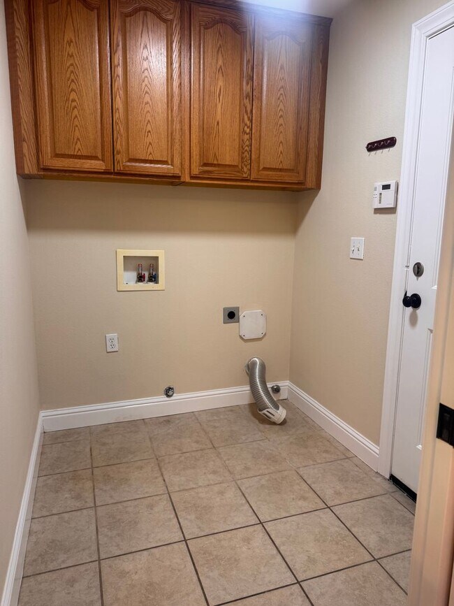 Building Photo - Charming 3 Bed/ 2 Bath Home. AVAILABLE NOW!!!!