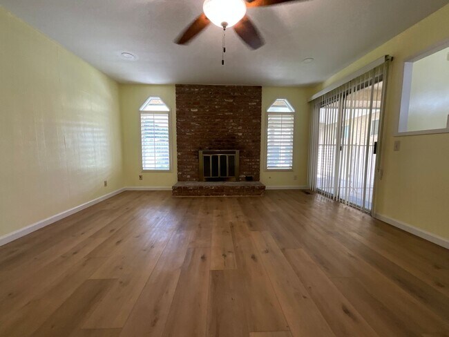 Building Photo - Beautiful Home in Established Fresno Neigh...