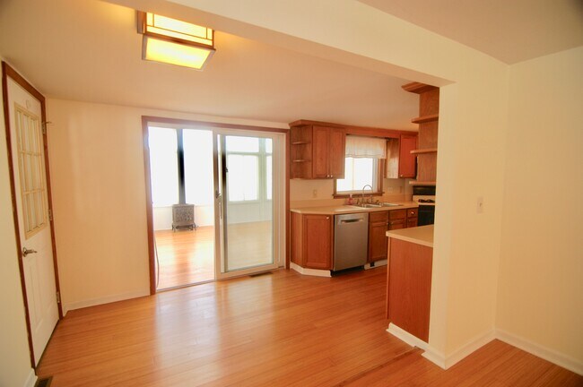 Building Photo - 7099 Lakeshore Rd