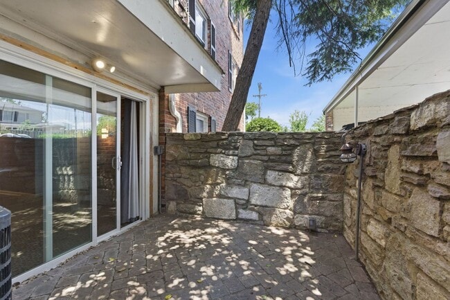 Building Photo - Updated condo in the heart of Green Hills!